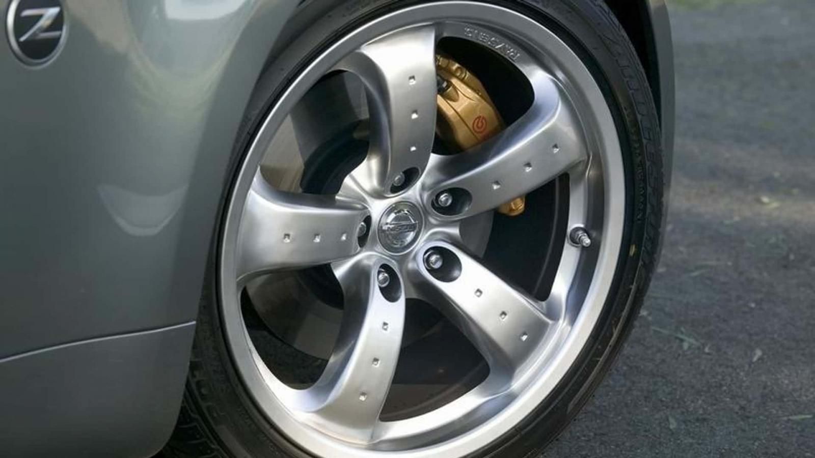 Τι αποκαλύπτει το χρώμα στις δαγκάνες των Nissan; 